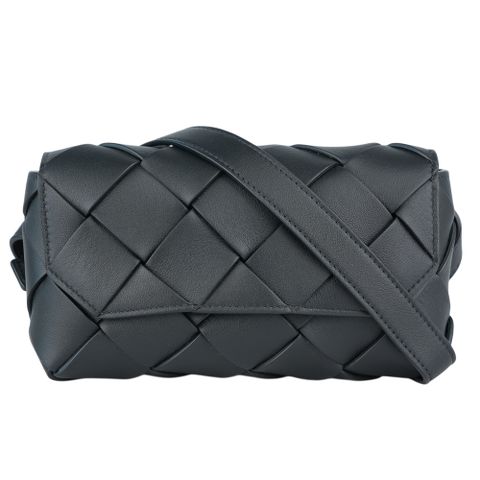 BOTTEGA VENETA Diago 平滑小牛皮編織翻蓋胸口包/腰包(黑色) 805773 V56A1 8803
