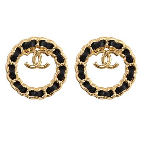 CHANEL ABE572 經典穿鍊造型雙C LOGO針式耳環.金/黑