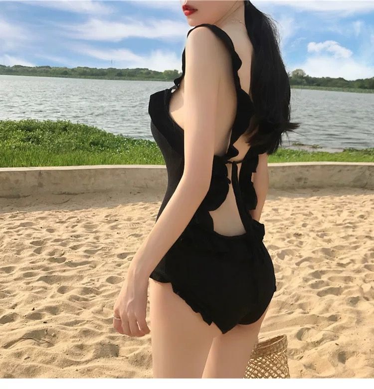  韓系可愛荷葉邊連身泡溫泉泳裝 網美遮副乳泳衣 露背遮肚 超顯瘦 黑色 溫泉必備 辣妹 女生泳衣