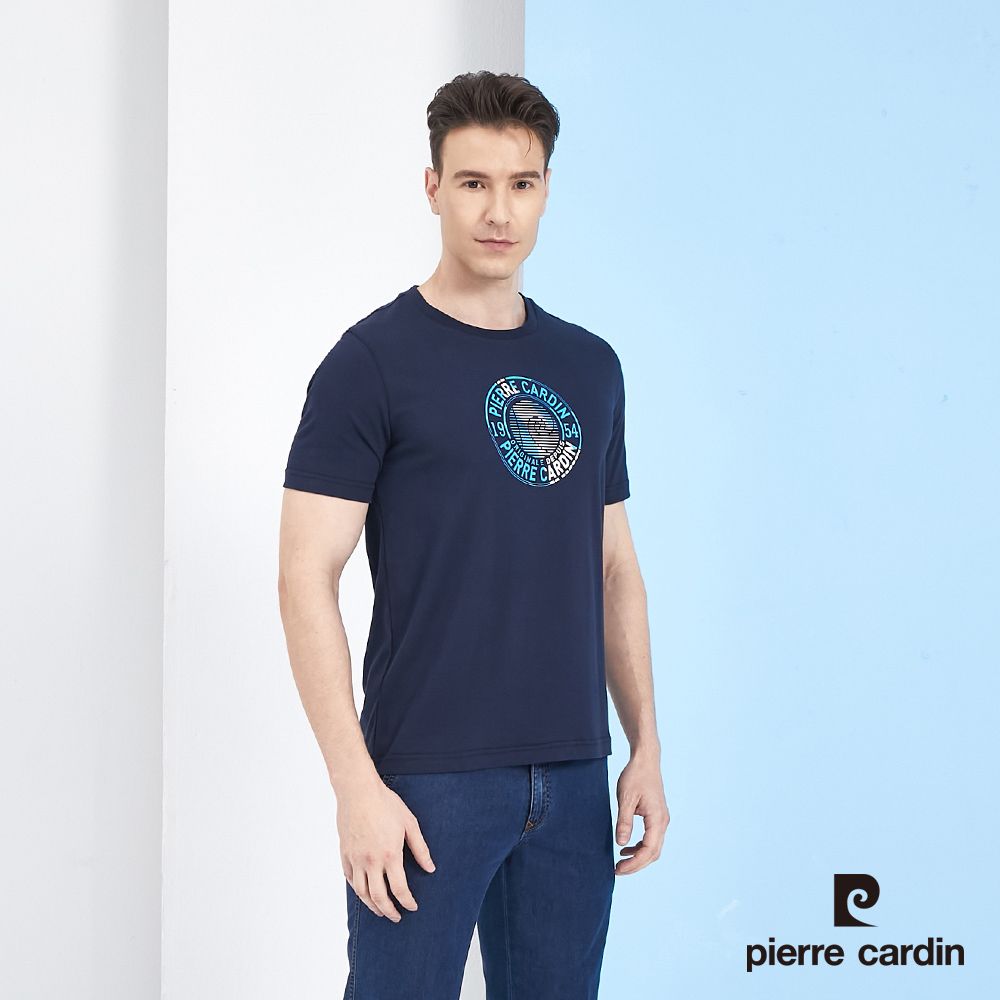 Pierre Cardin 皮爾卡登  男裝胸前印花短袖圓領衫-丈青色 (5217252-38)