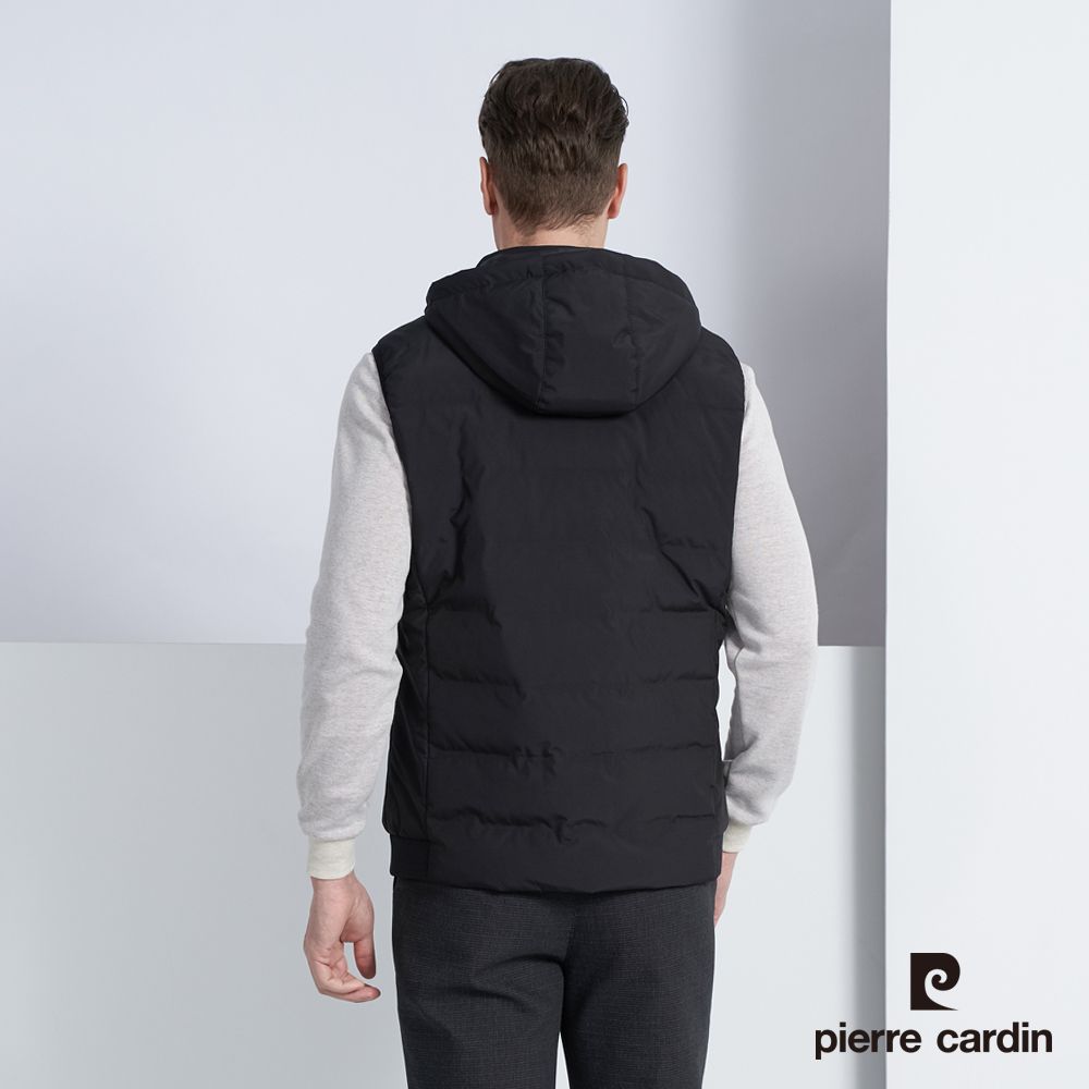 Pierre Cardin 皮爾卡登 男款 防風連帽素色都會羽絨休閒背心-黑色 (5225371-99)