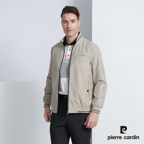 Pierre Cardin 皮爾卡登 男款 都會休閒素色立領薄夾克外套-卡其色 (5225663-84)