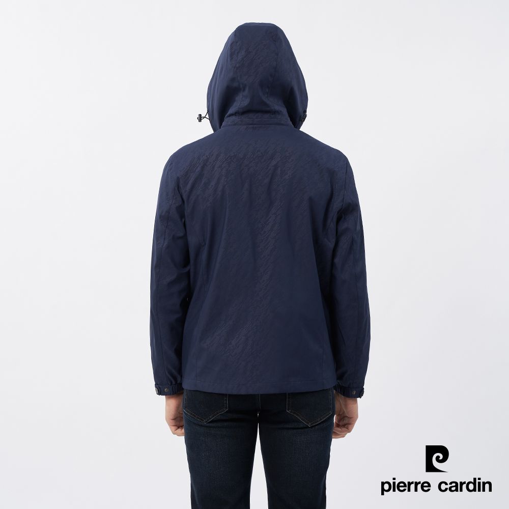 Pierre Cardin 皮爾卡登 男裝 都會休閒連帽印花薄夾克外套-藍色 (5235665-38)