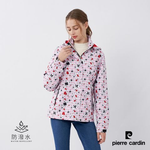 Pierre Cardin 皮爾卡登 女裝 戶外防風防潑水可拆帽撲克牌印花外套-粉色 (6235792-75)