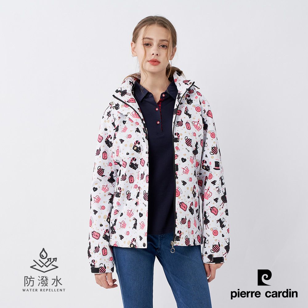 Pierre Cardin 皮爾卡登 女裝 戶外防風防潑水可拆帽愛麗絲印花外套-粉色 (6235793-90)