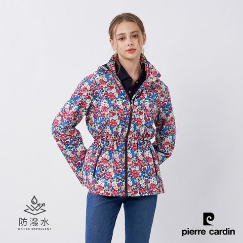 Pierre Cardin 皮爾卡登 女裝 戶外防風防潑水可拆帽花朵印花外套-紅色 (6235794-78)