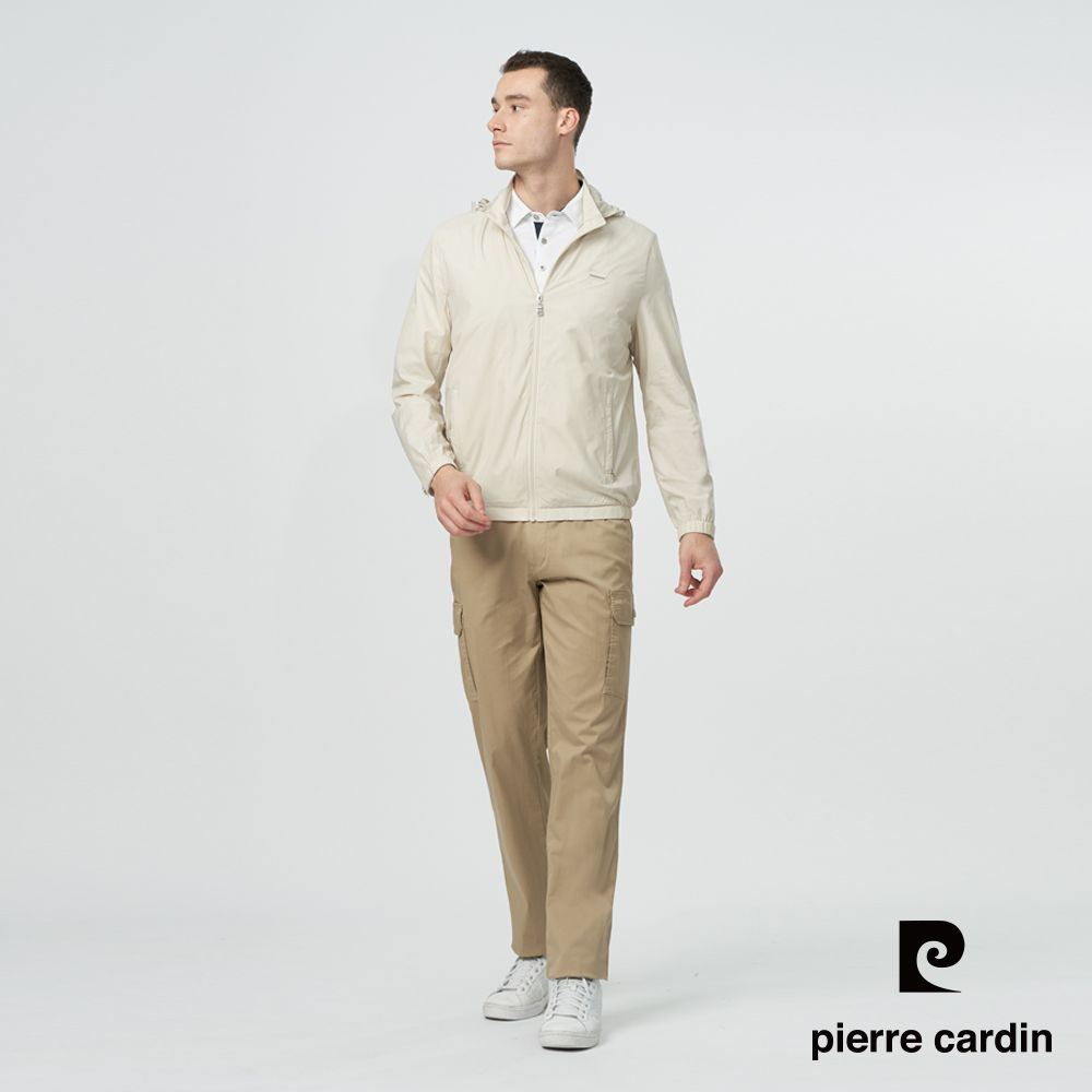 Pierre Cardin 皮爾卡登 男款 都會休閒素色暗紋連帽薄夾克外套-淺卡其 (5247602-84)