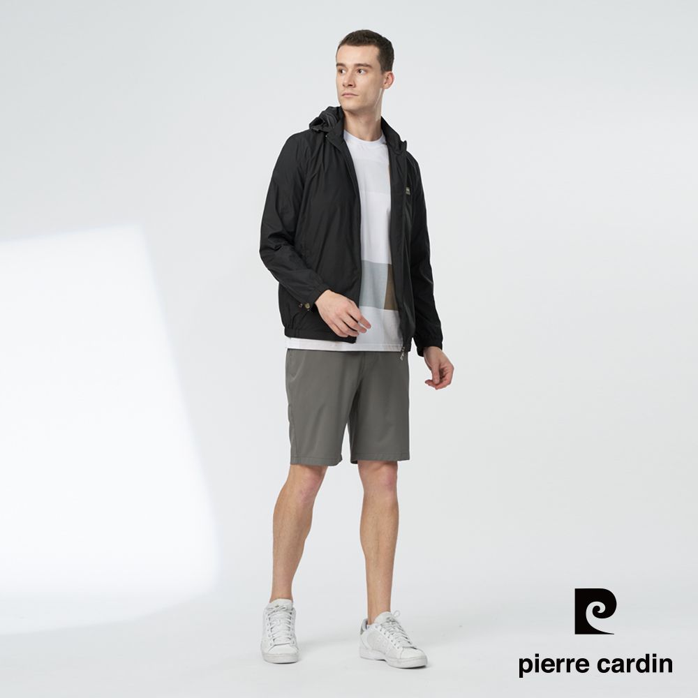 Pierre Cardin 皮爾卡登 男款 都會休閒素色暗紋連帽薄夾克外套-黑色 (5247602-99)