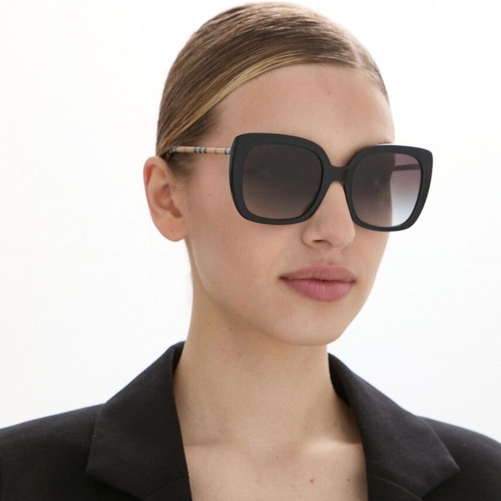 Burberry ケープ ベージュ SS25 000001_1734934283.jpg