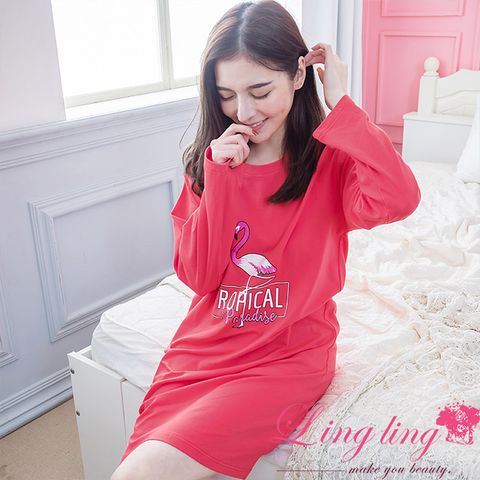 lingling A4333全尺碼-活力風格圓領英字鶴印側開衩前短後長長袖連身睡衣(活力紅)