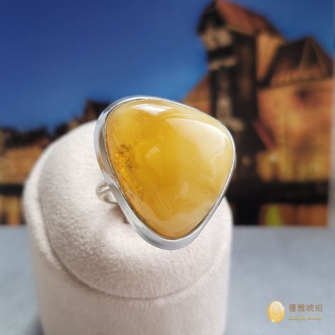 優雅琥珀 自由三角形 飽滿蜜蠟戒指