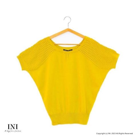 【南紡購物中心】 【INI】優雅質感、專櫃肩膀手袖造型針織上衣．土黃色