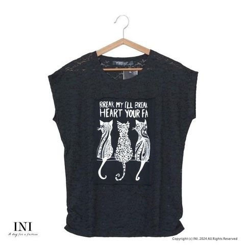 【南紡購物中心】 【INI】率性休閒、紋理蕾絲布貓咪短袖上衣．黑色
