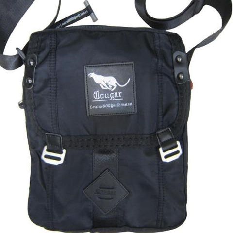 【南紡購物中心】 Cougar 休閒側背包中容量美國專櫃進口防水水晶布隨身物品專用包
