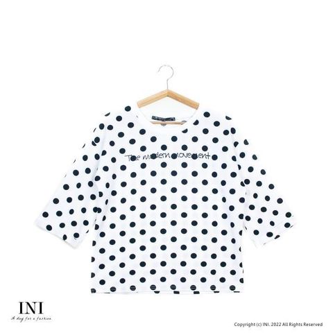 【南紡購物中心】 【INI】風格寬版、彈力韓版舒適面料波點上衣．白色
