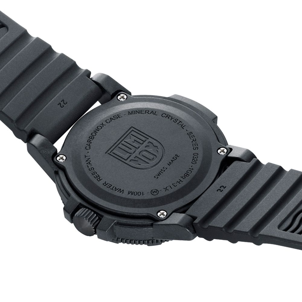22CRYSTALSERIESCARBO CASERESISTANT100M WATER RESNOXMINERALSWISS MADE 0320