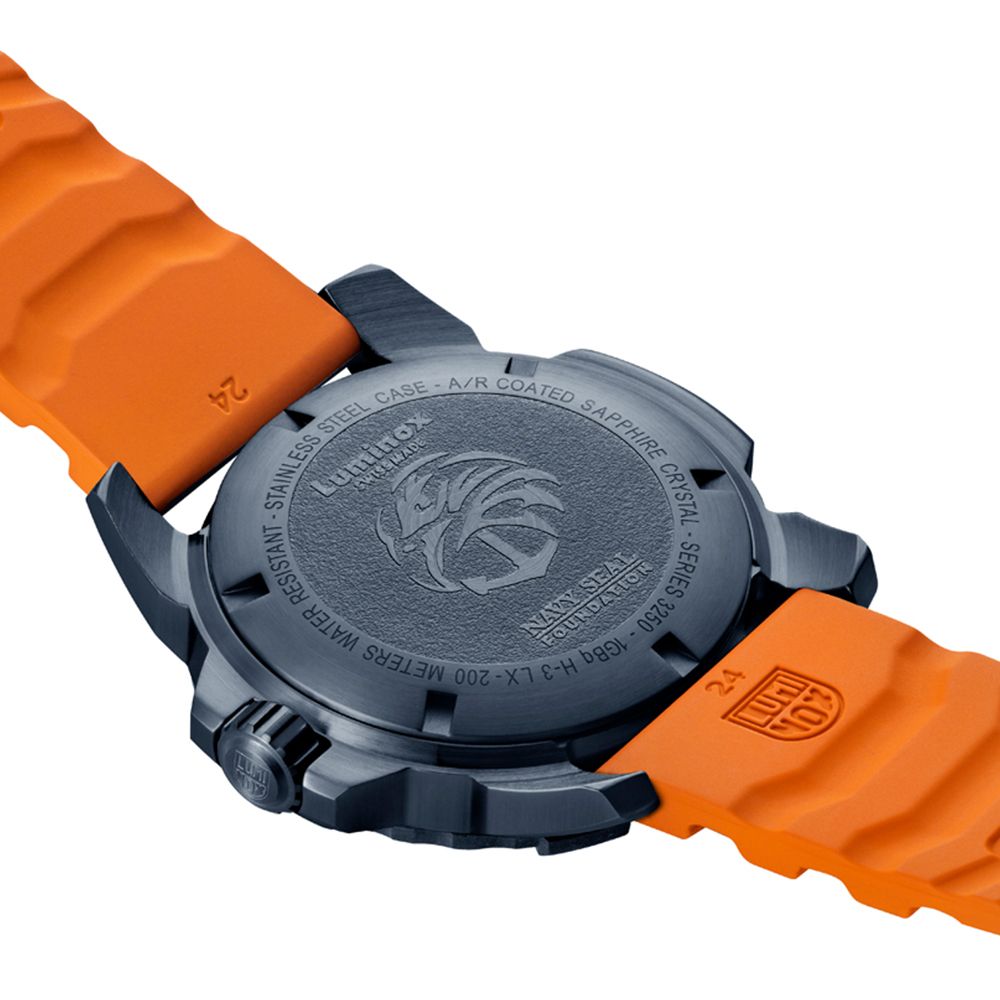 24Luminox AINLESS STEEL CASE  A/R COATED SAPPHIRE CRYSTAMETERS WATER RESISTANT SEALES 32524יהו