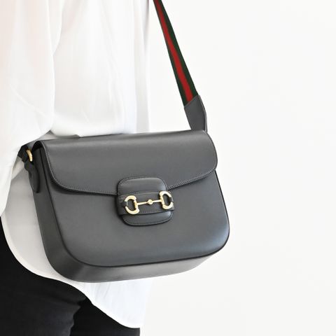 GUCCI 700457 Horsebit 1955 小牛皮翻蓋斜背包.深灰
