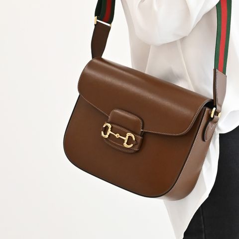 GUCCI 700457 Horsebit 1955 小牛皮翻蓋斜背包.深棕
