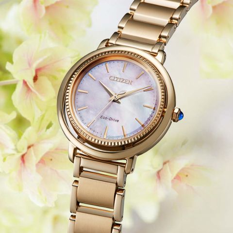 CITIZEN 星辰 L系列 廣告款 光動能 優雅白蝶貝暖金色女腕錶-31.2mm EM1103-86Y