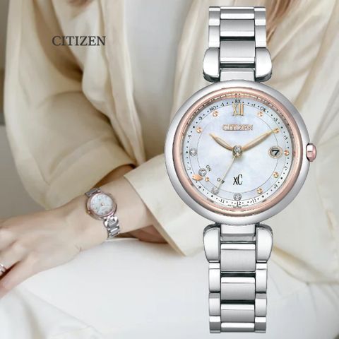 CITIZEN 星辰 xC心蕊限定款 光動能電波對時 輕量鈦金屬淑女錶-雙色框29mm (ES9466-65W 防水50米)