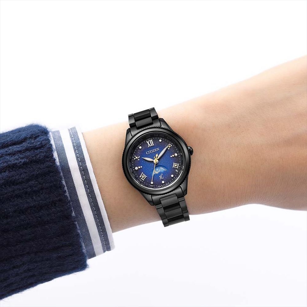 CITIZEN 星辰 xC 夜川月限定款光動能日月顯示鈦金屬電波錶/29mm/EE1007-75L