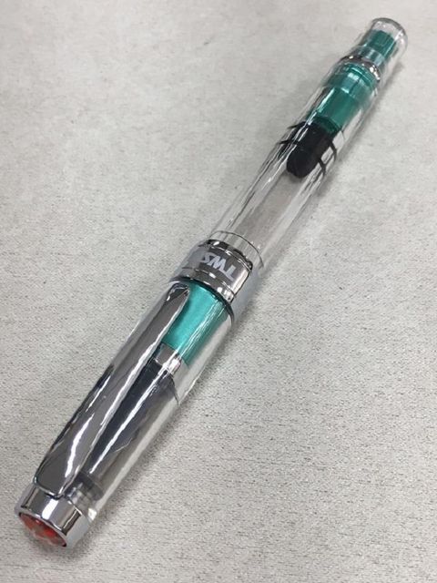 臺灣 TWSBI 三文堂 鑽石580AL鋼筆-陽極翡翠綠 活塞上墨