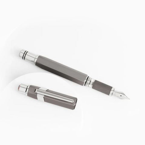 TWSBI 三文堂 《Precision 系列鋼筆》鐵灰色