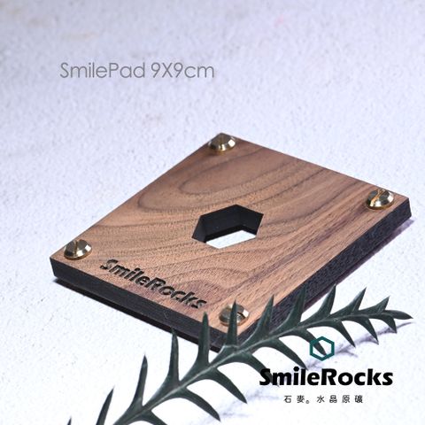 石麥水晶原礦 SmilePad 9X9cm 胡桃木底板 No.11004