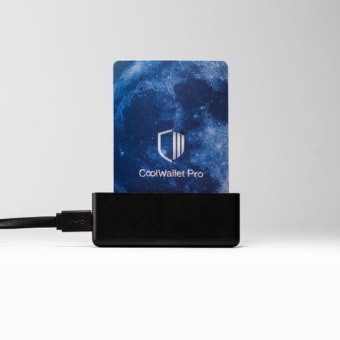 CoolWallet 充電組透過 USB-A 的充電插頭為您的  充電