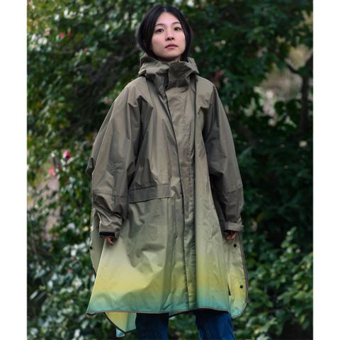 日本KIU 163249 漸變薩克斯藍 標準成人空氣感有袖斗篷雨衣 騎車露營必備 附收納袋(男女適用)