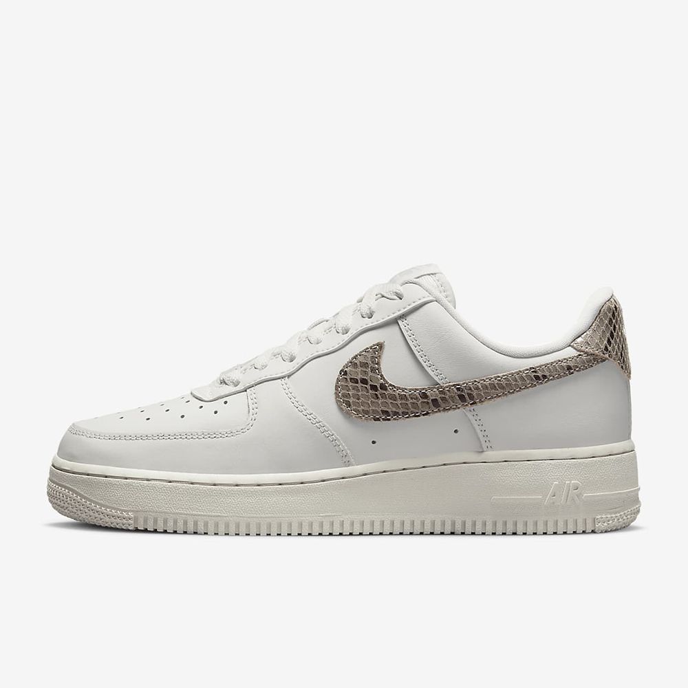 NIKE】WMNS AIR FORCE 1 07 休閒鞋女鞋皮革蛇紋白色-DD8959002