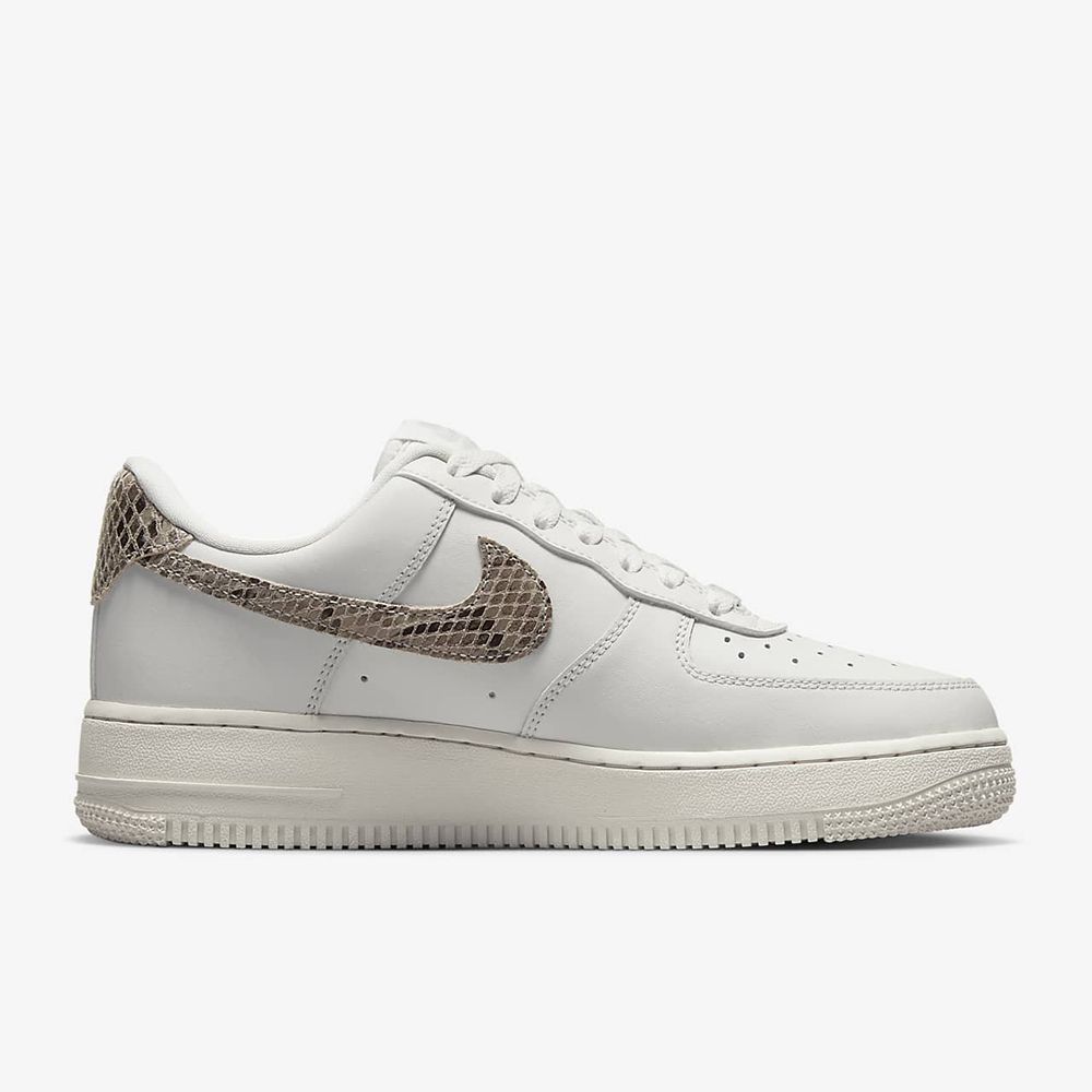 NIKE】WMNS AIR FORCE 1 07 休閒鞋女鞋皮革蛇紋白色-DD8959002