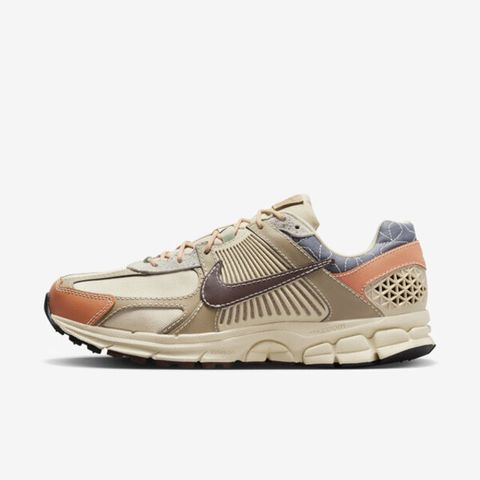NIKE 耐吉 Zoom Vomero 5 [FZ5051-121] 男 休閒鞋 運動 復古 慢跑 刺繡 拼接 舒適 米棕