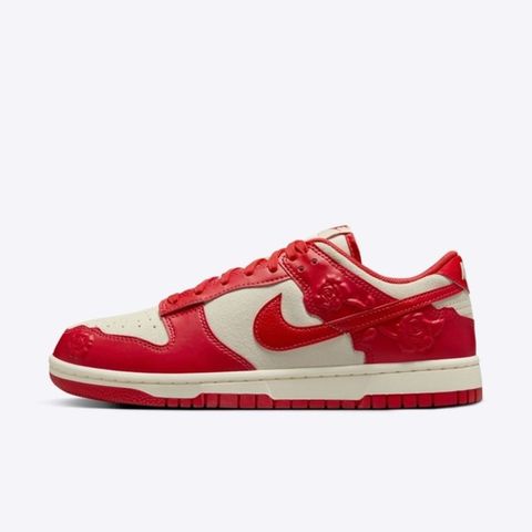 NIKE 耐吉 Nike W Dunk Low HF1986-100 女 運動休閒鞋 低筒 舒適 穿搭 玫瑰浮雕 紅