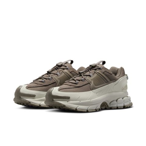 【NIKE】W NIKE ZOOM VOMERO ROAM 女 休閒鞋 防潑水 抽繩鞋帶 米白 棕 -HQ2181006