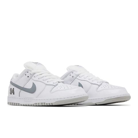 Supreme x Nike SB Dunk Low Supreme 94 Metallic Silver 白灰 HQ8
