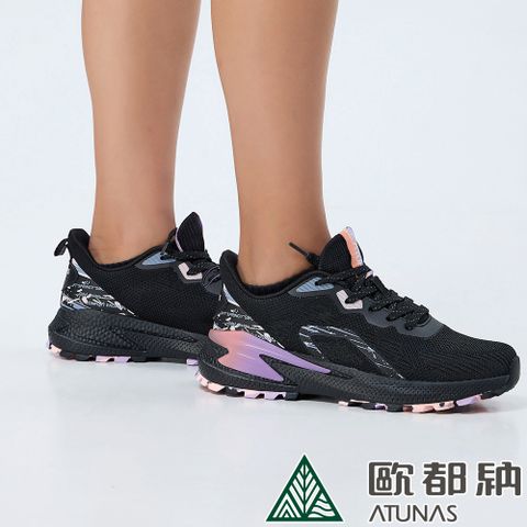 【ATUNAS 歐都納】女款輕量透氣跑鞋 (A8GCEE18W 黑/紫/輕量/透氣/耐磨)