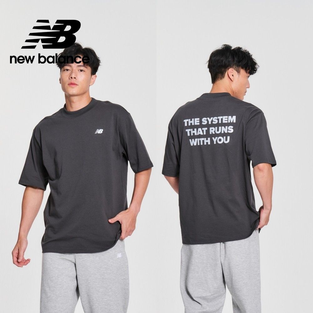 NEW BALANCE 厚磅反光標語短袖上衣_男性_墨灰色_MT41554ACK