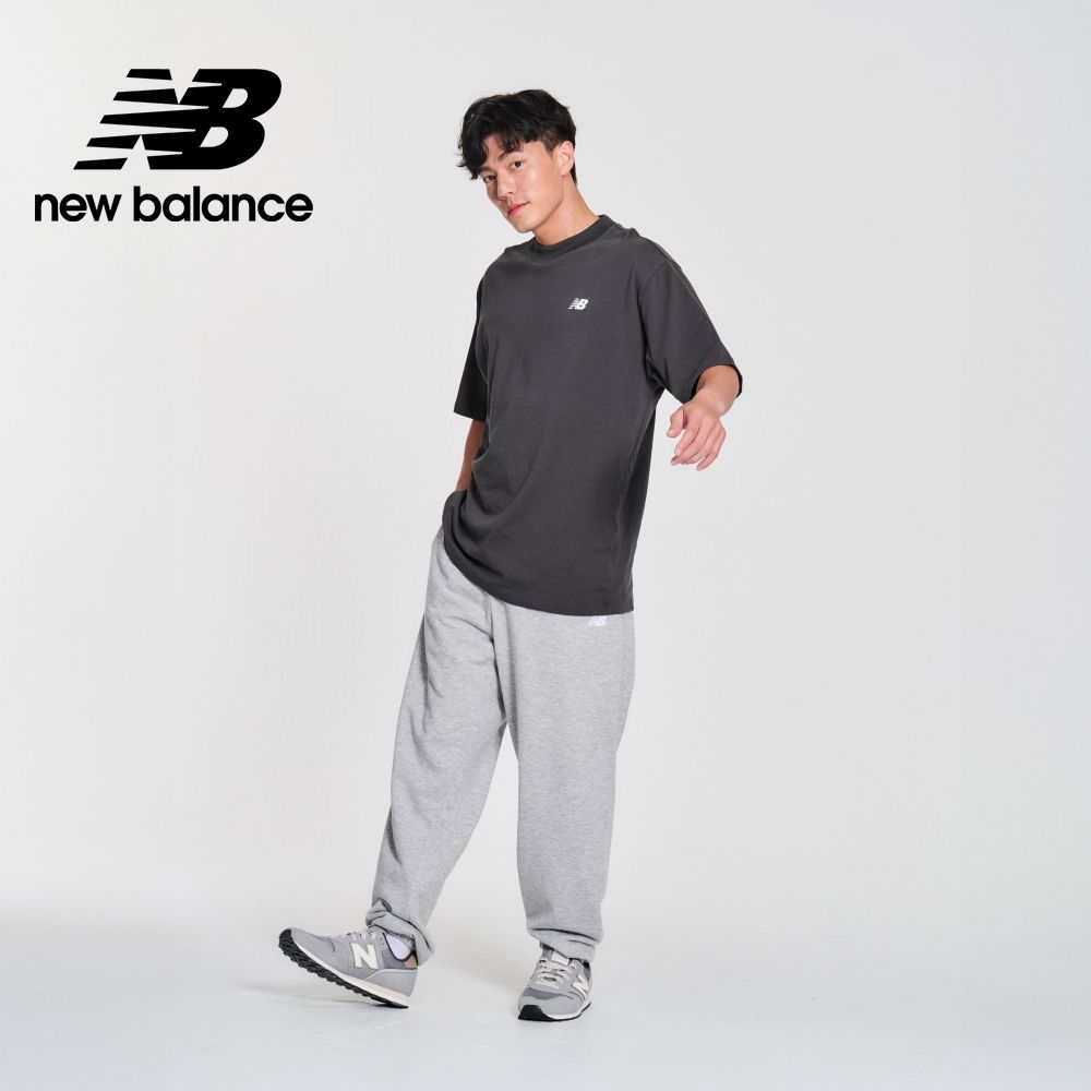 NEW BALANCE 厚磅反光標語短袖上衣_男性_墨灰色_MT41554ACK