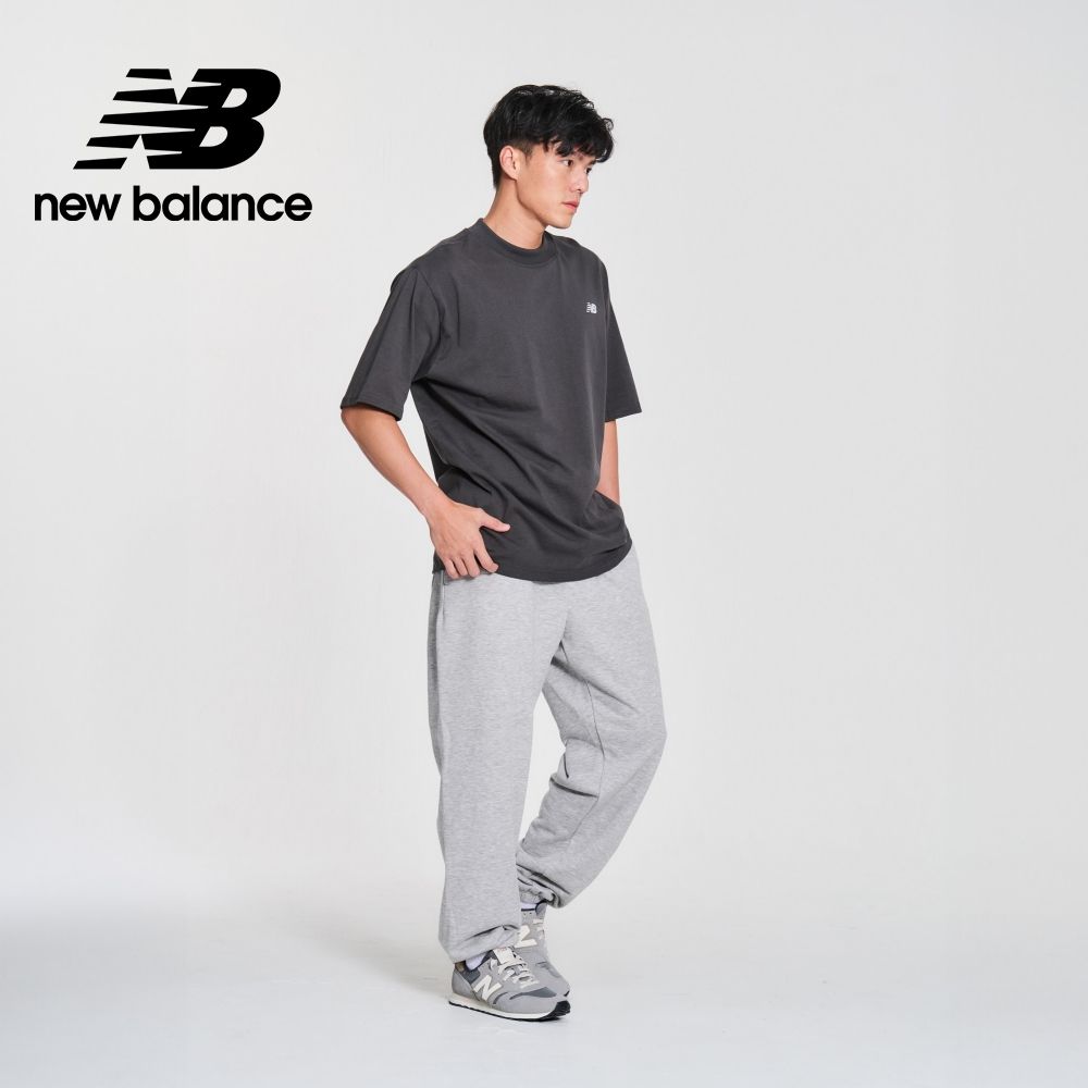 NEW BALANCE 厚磅反光標語短袖上衣_男性_墨灰色_MT41554ACK