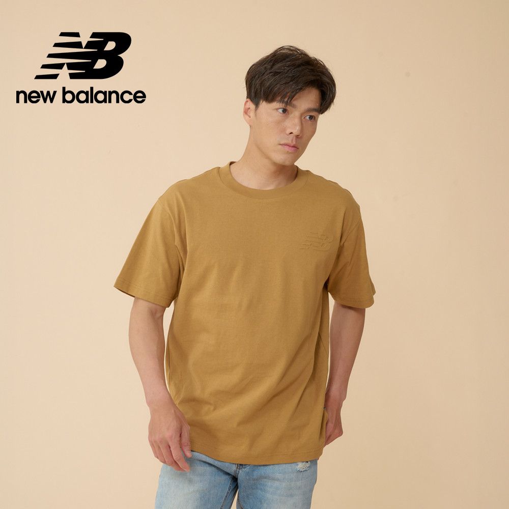 NEW BALANCE 立體鋼印LOGO短袖上衣_男性_卡其色_MT43503GIN