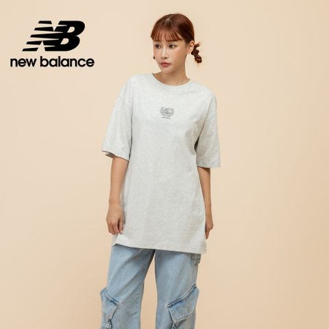 [New Balance]藝術家聯名希臘風格短袖上衣_男性_淺灰色_MT51977AHH