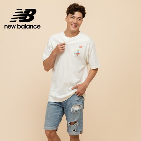 [New Balance]籃球插畫短袖上衣_男性_米白色_MT51934SST