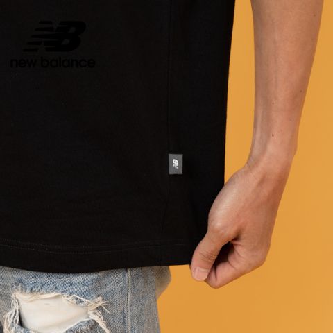 [New Balance]圖案短袖上衣_男性_黑色_MT53949BK