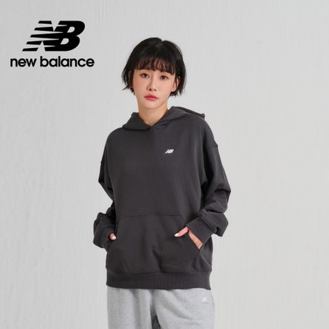 NEW BALANCE []刺繡NB連帽長袖上衣_女性_墨灰色_AWT33524ACK