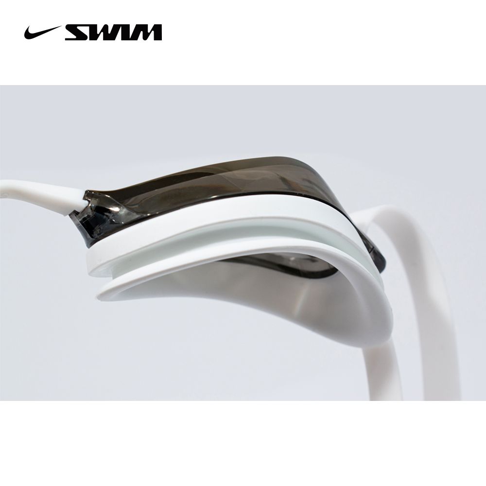 NIKE 耐吉 【 SWIM】成人抗眩光泳鏡 NESSD130