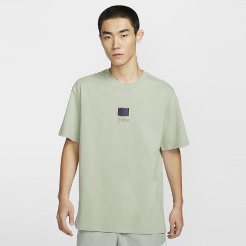 【NIKE】AS M NSW TEE M90 OC LBR SEGA 男 短袖上衣 綠色-FZ5393370