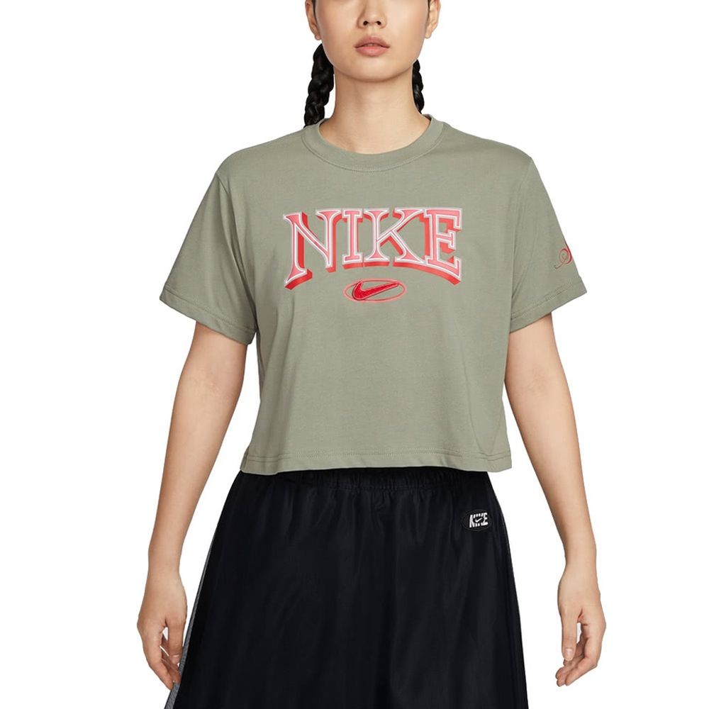 NIKE 耐吉 【NIKE】AS W NSW SS TEE OC VARZITY 女 短袖上衣 綠色-FZ2856320