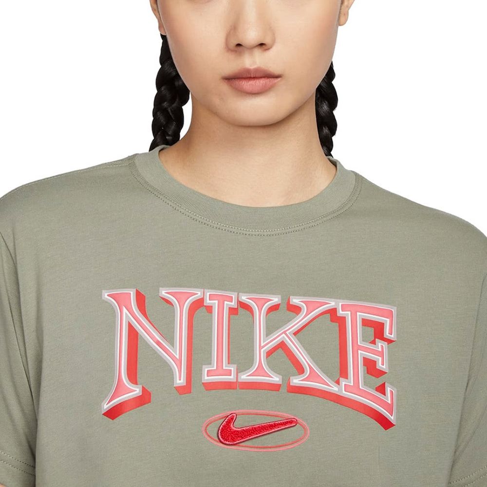 NIKE 耐吉 【NIKE】AS W NSW SS TEE OC VARZITY 女 短袖上衣 綠色-FZ2856320